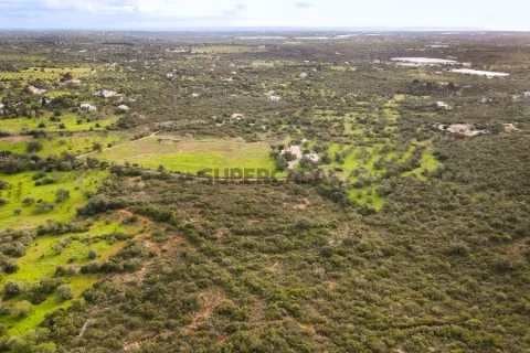 Terreno com 85,640 m2 localizado em Foupana