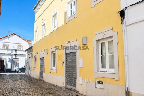 Edifício comercial com 3 pisos, situado no coração da cidade de Tavira
