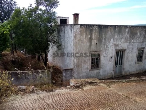 Moradia antiga com uma área bruta de 119 m2