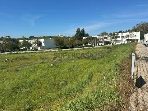 Lote de terreno urbano com área bruta de construção de 360m² em Castro Marim