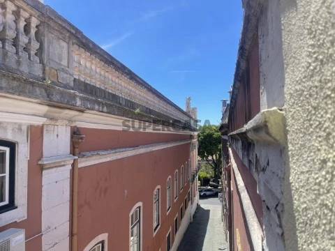Prédio para renovação com localização privilegiada junto ao Jardim Botto Machado e Campo de Santa Clara, em S Vicente, Lisboa