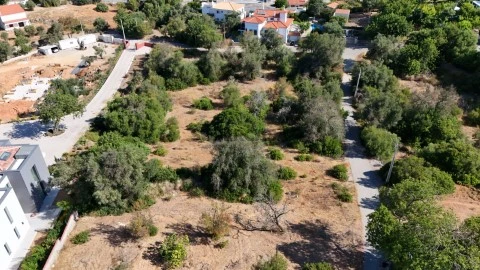 Terreno rústico com PIP aprovado para construção de Moradia T4, no Poço da Amoreira - Loulé