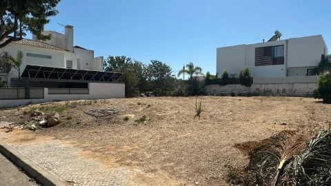 Lote para construção urbana, perto da Praia de Faro, Montenegro Algarve.