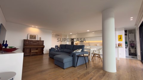 Apartamento T4 em condomínio com duas piscinas, frente para o mar
