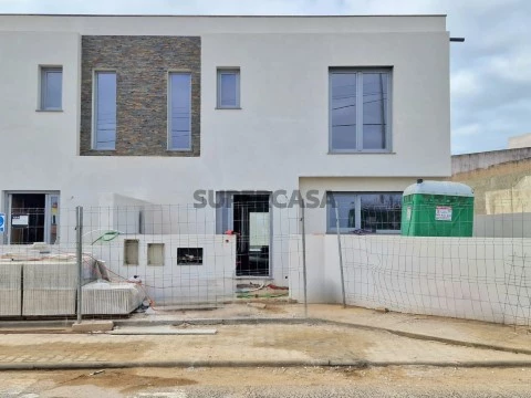 Moradia T4 NOVA com Garagem na Bufarda