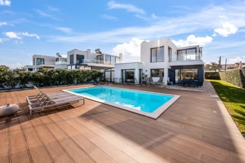 Moradia de Luxo T3 com Piscina e Vista Mar