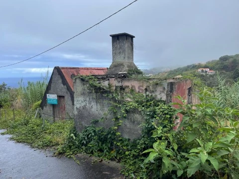 Terreno com casa coberta - Santana - São Jorge