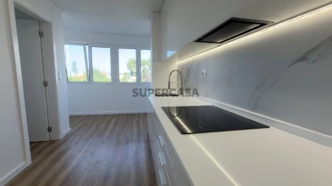 Apartamento T2 no centro da Parede c/ parqueamento