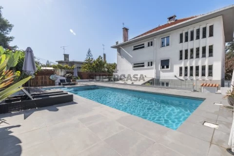 Piscina exterior ampla com zona de lazer e excelente exposição solar, Moradia T10 em Lisboa