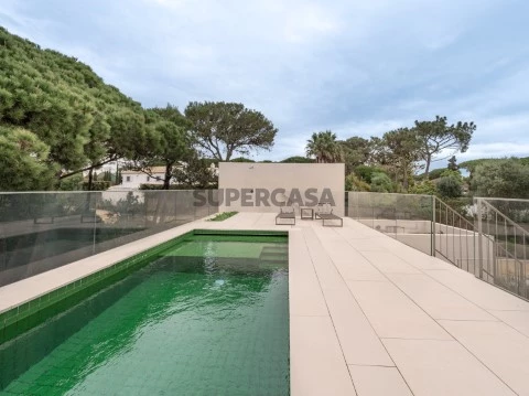 Villa moderna com piscina e vista golf no condominio privado marinha prime em cascais