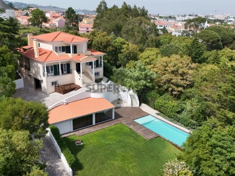Moradia isolada com piscina, jardim e vista desafogada sobre a zona, Moradia T4 + 1 | Cascais