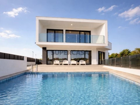 Moradia moderna com piscina em Cascais, vista frontal