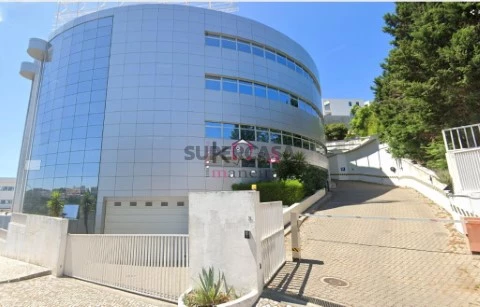 Prédio em Carnaxide e Queijas, Oeiras