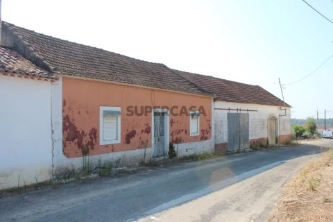 Moradia/Garagem/Adega Frente