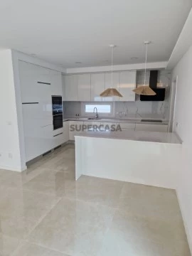 Twee-onder-een kapwoning 3 kamers Op Rua Serpa Pinto, Fernão Ferro, Seixal