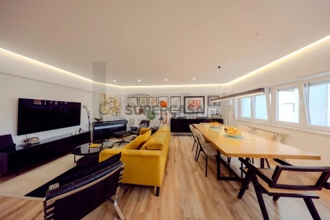 Vendo apartamento T4 totalmente renovado, com três WC, duas em suítes.