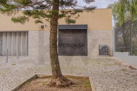 Para venda duas Garagens transformadas em Atelier s/legalização com 45m2 na Avenida Azedo Gneco