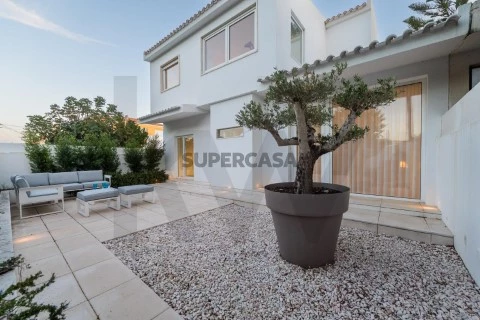 Moradia de 5 assoalhadas junto ao mar no Bairro de Santa Teresinha, Parede, Cascais.