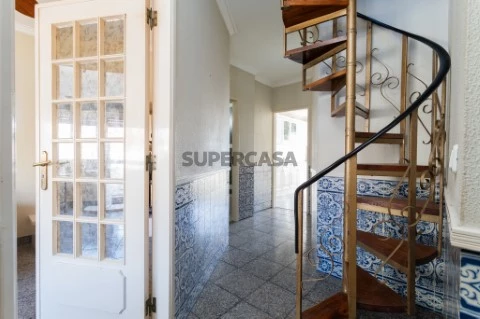 Apartamento T2 Triplex em Venteira, Amadora