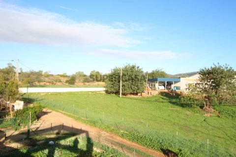 Terreno urbano com uma ruína para ser reconstruída na zona do Vale de Gralhas, em Estoi.