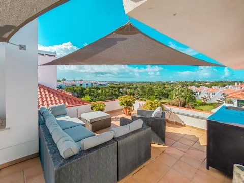 Apartamento T2 com Terraço Privativo e Vista Mar no Vila Sol