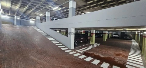 Garagem na Rua Elias Garcia, Venteira, Amadora