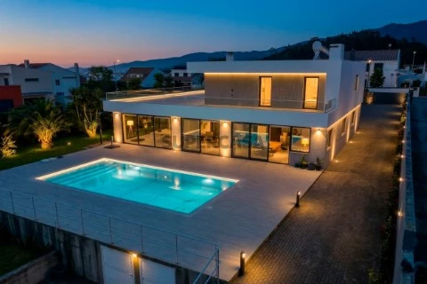 Moradia T4 de Luxo | Piscina de Sal | Lote 2.204m² | Pico da Pedra, S. Miguel