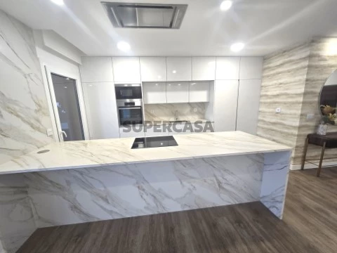 Cozinha moderna totalmente equipada com eletrodomésticos AEG