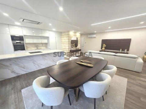 Sala - Sala ampla com ligação direta a varanda em T2 em Odivelas