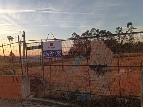 Lote de terreno para moradia geminada gaveto