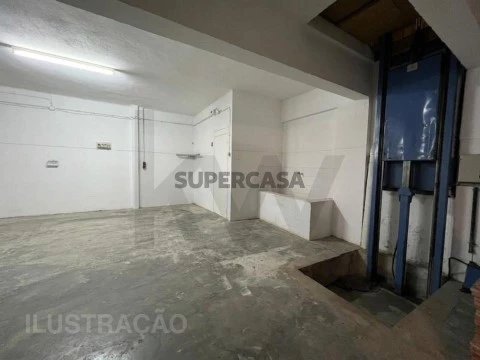 Armazém Amplo e Versátil com 2 pisos às Portas de Lisboa ( Povoa Sto. Adrião )