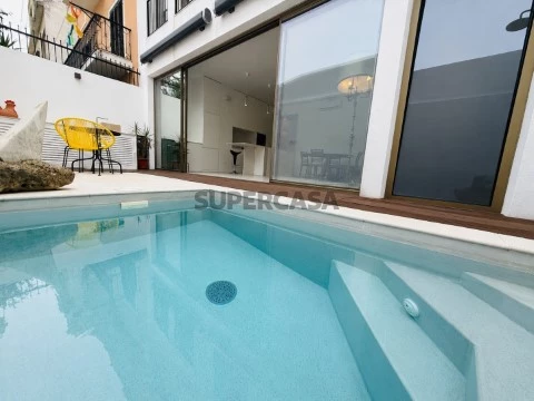 Prédio Residencial Renovado com 3 Apartamentos | Trafaria 1