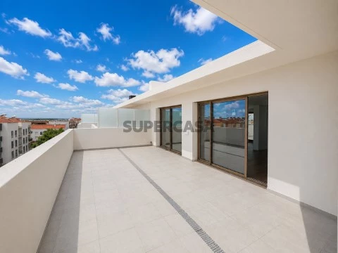 Penthouse T3+1 Duplex com Terraço de 88 m² e Garagem Box