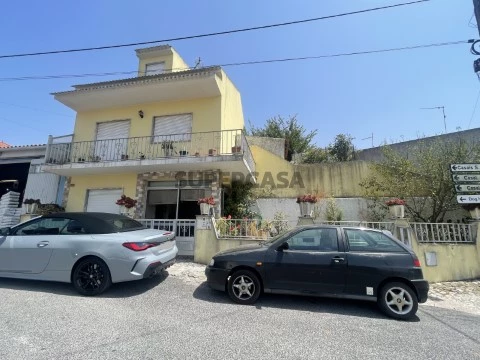 Moradia T3 na Rua da Lagoa, Vimeiro, Lourinhã