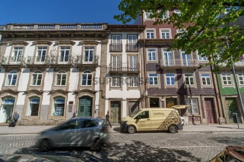 Prédio de 4 pisos na Av. Central , Braga
