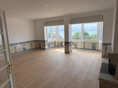 Apartamento T4 na Avenida Henrique Galvão, Barreiro e Lavradio, Barreiro