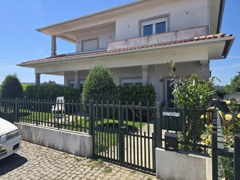Andar de moradia T2 com garagem em Macieira da Maia - entrada