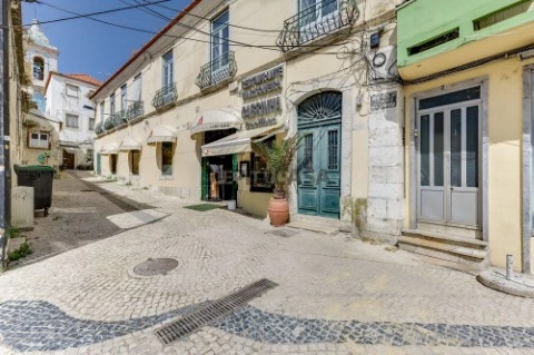 Building for Full Renovation in Cacilhas - Excellent Real Estate Investment Opportunity on Lisbon’s South Bank