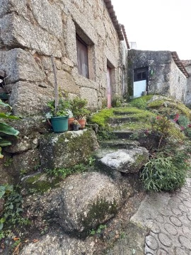 Casa Antiga T3 em Pinheiro de Coja e Meda de Mouros, Tábua