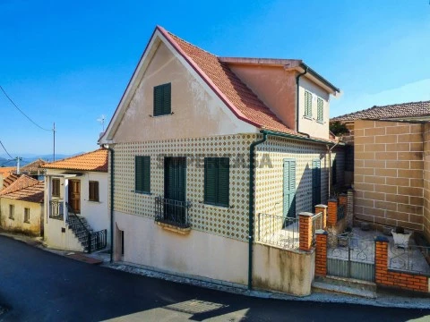 Propriedade, para venda, composta por 2 moradias, em Cristóval, Melgaço