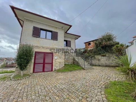 Fantastique villa de 4 chambres à Verdoejo, Valença, avec deux étages indépendants.