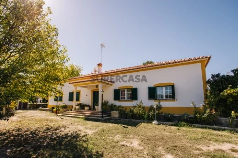 Fachada - Moradia Térrea T4 em Quinta de 11.250 m² com Árvores de Fruto. Em Salgueirinha, Coruche