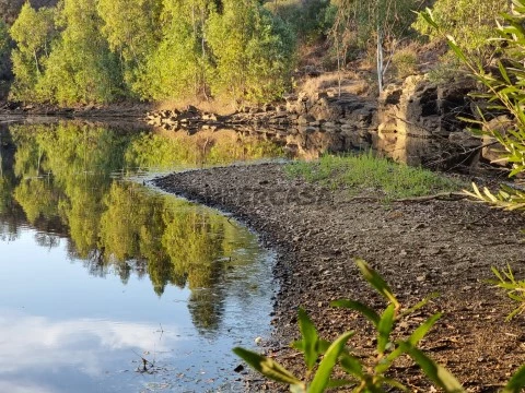 Moradia junto ao rio num local onde se formam pequenos lagos com vistas deslumbrantes