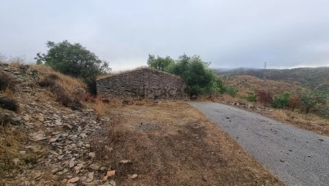 Casa em ruina, local tranquilo, na natureza, situada no Alentejo na serra perto do Algarve. A estrada para a localidade não é...