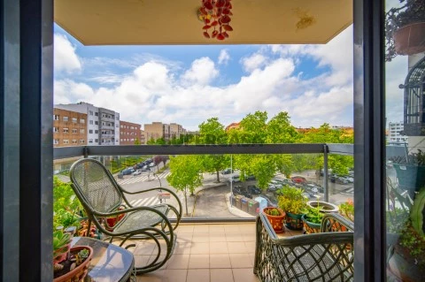 Apartamento com 207m2 em Matosinhos, com grande varanda e 2 garagens a 7km da praia de Matosinhos e Leça.