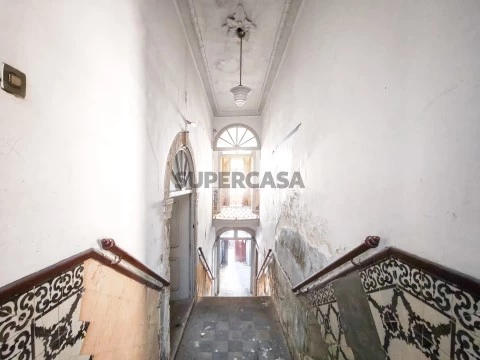 Edifício histórico com localização privilegiada no centro de Setúbal ( av. 5 de Outubro)
