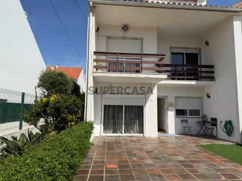 Moradia de r/c e 1º andar a 3 minutos da Praia de Santa Cruz.