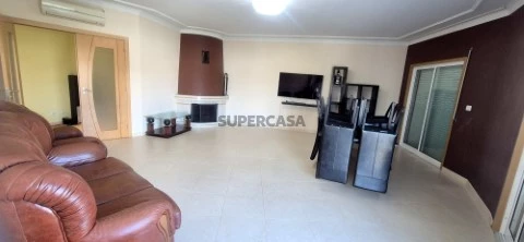 sala com lareira