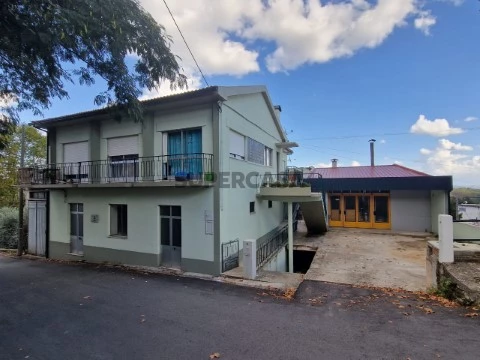 Prédio em Cavernães, Viseu