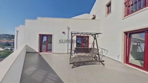Apartamento T3 duplex remodelado, com box, situado em Casal de Cambra (8)